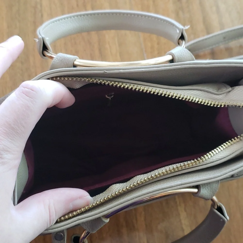 NWOT Crossbody purse with attachable strap - Picture 4 of 9